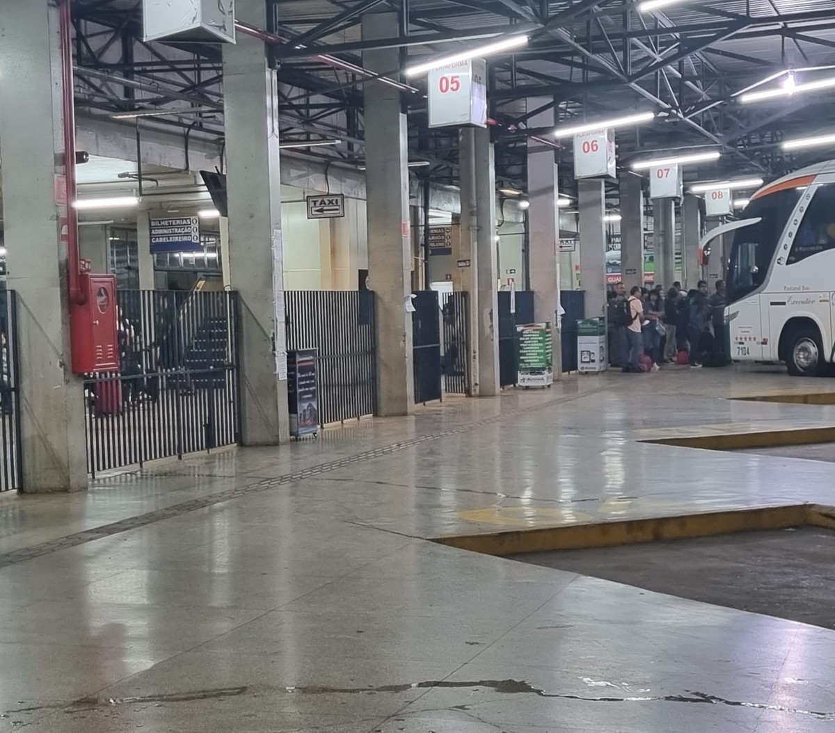 Idosa tem bolsa furtada ao deixá-la pendurada em registro de água, no Terminal Rodoviário, em Presidente Prudente
