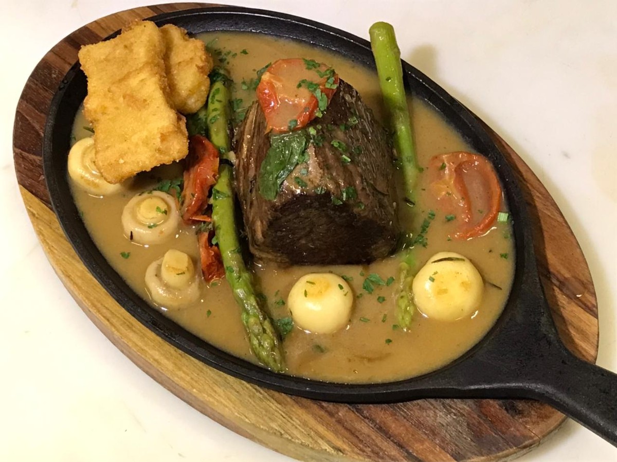 Filé Mediterrâneo leva acompanhamento de um delicioso molho madeira
