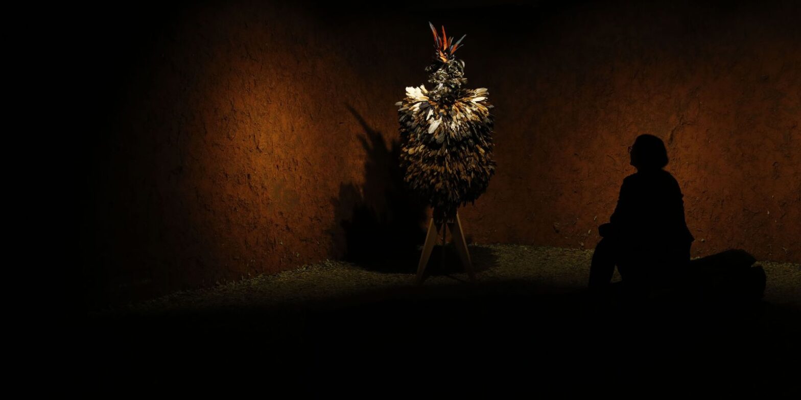 Museu das Culturas Indígenas exibe manto sagrado Tupinambá até domingo