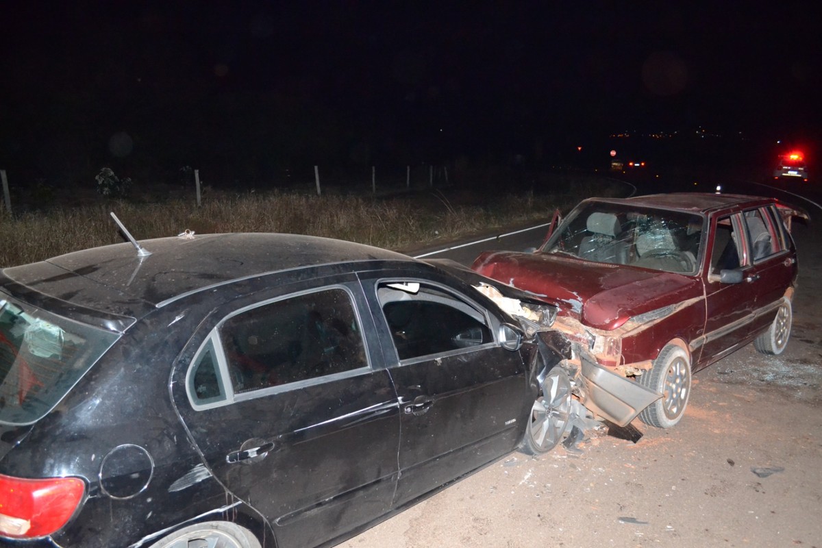 Colisão frontal entre veículos deixa oito pessoas feridas, em Sandovalina