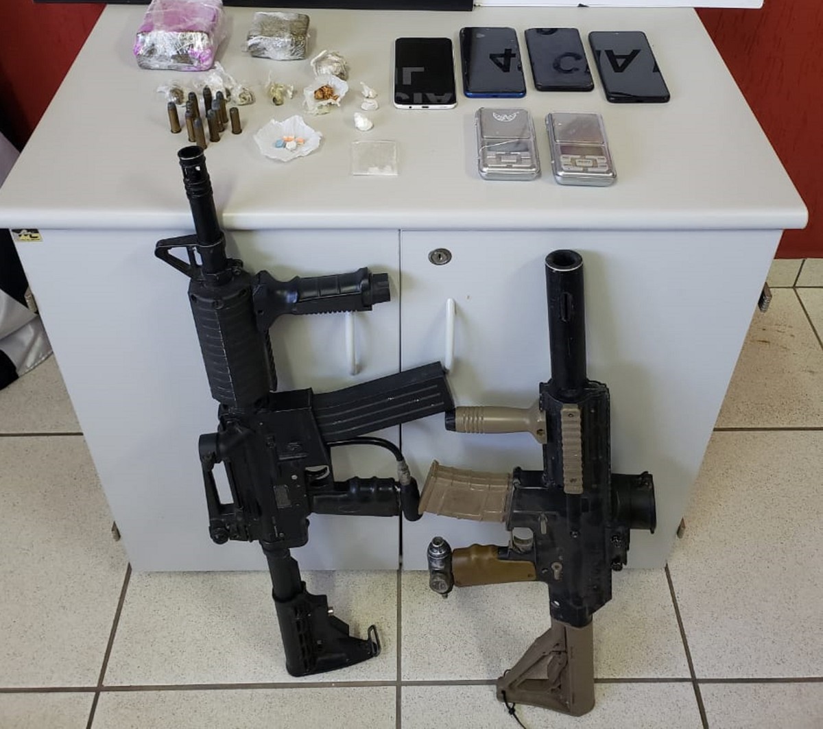 Cinco pessoas são presas com porções de drogas e munições durante Operação Omertá, em Álvares Machado