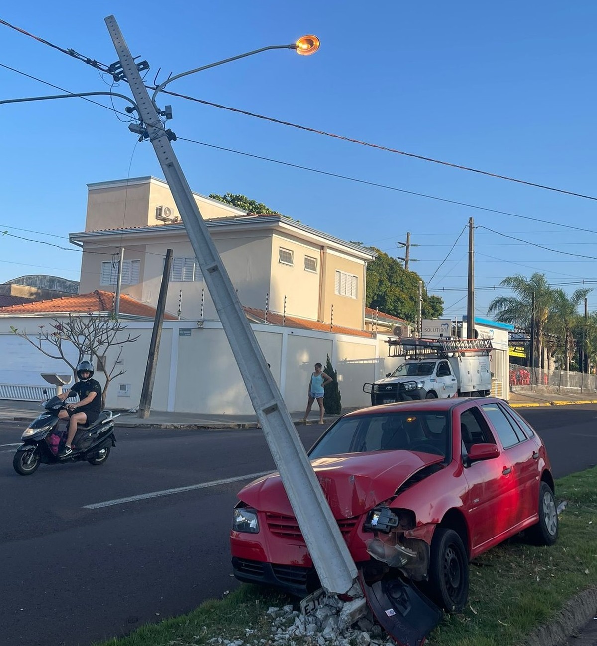 Carro bate contra poste de iluminação na Avenida Élson Neres da Silva, em Presidente Prudente