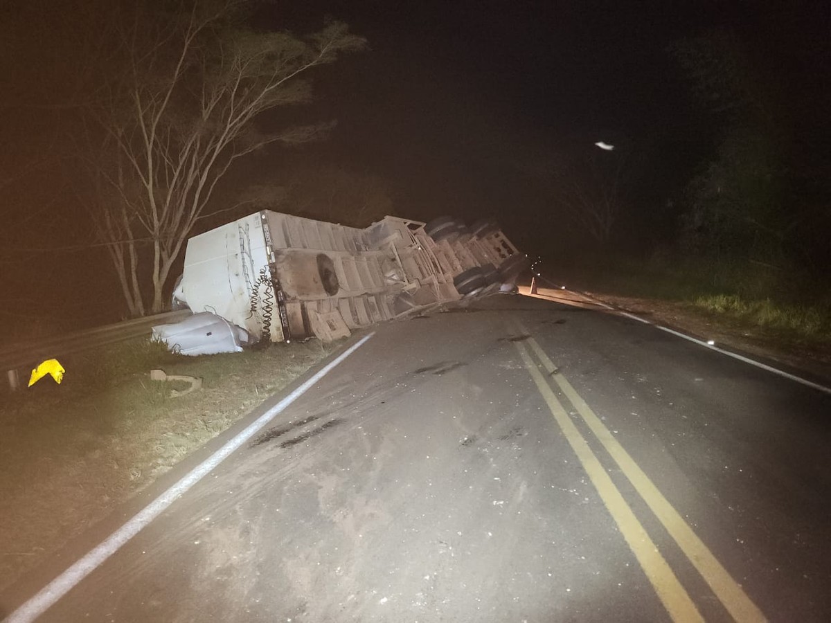 Carreta bitrem tomba na Rodovia da Integração e causa interdição no trânsito, em Presidente Venceslau