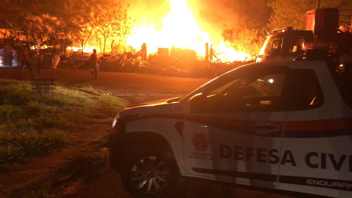 Incêndio de grandes proporções atinge área de vegetação e Ecoponto do Jardim Cambuci, em Presidente Prudente