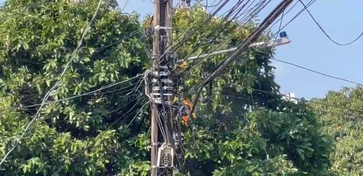 Com temperatura de 40ºC, cabos de telecomunicações pegam fogo em poste no Jardim Caiçara