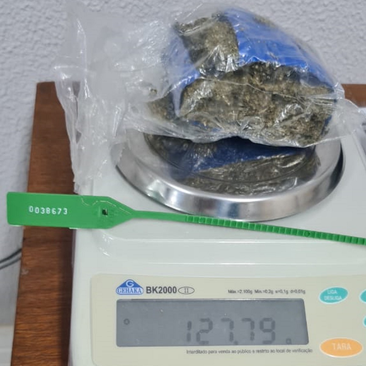 Após denúncia, policiais encontram maconha e crack embaixo de cama e homem acaba preso, em Presidente Prudente