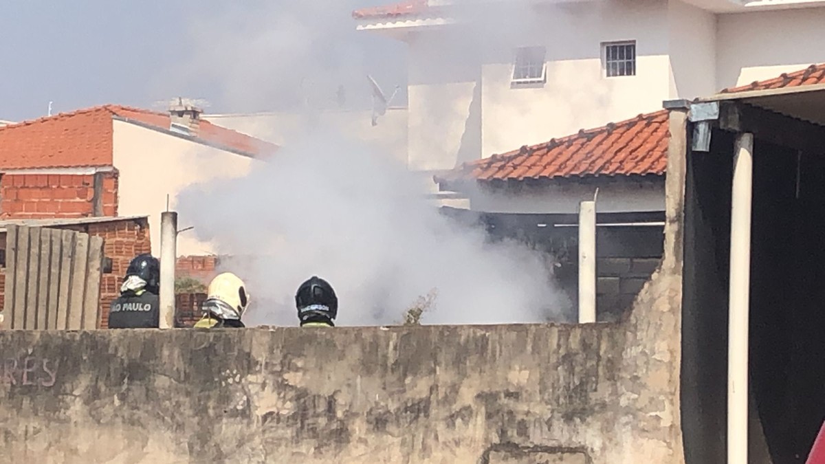 Incêndio destrói casa de madeira no Jardim Monte Alto, em Presidente Prudente