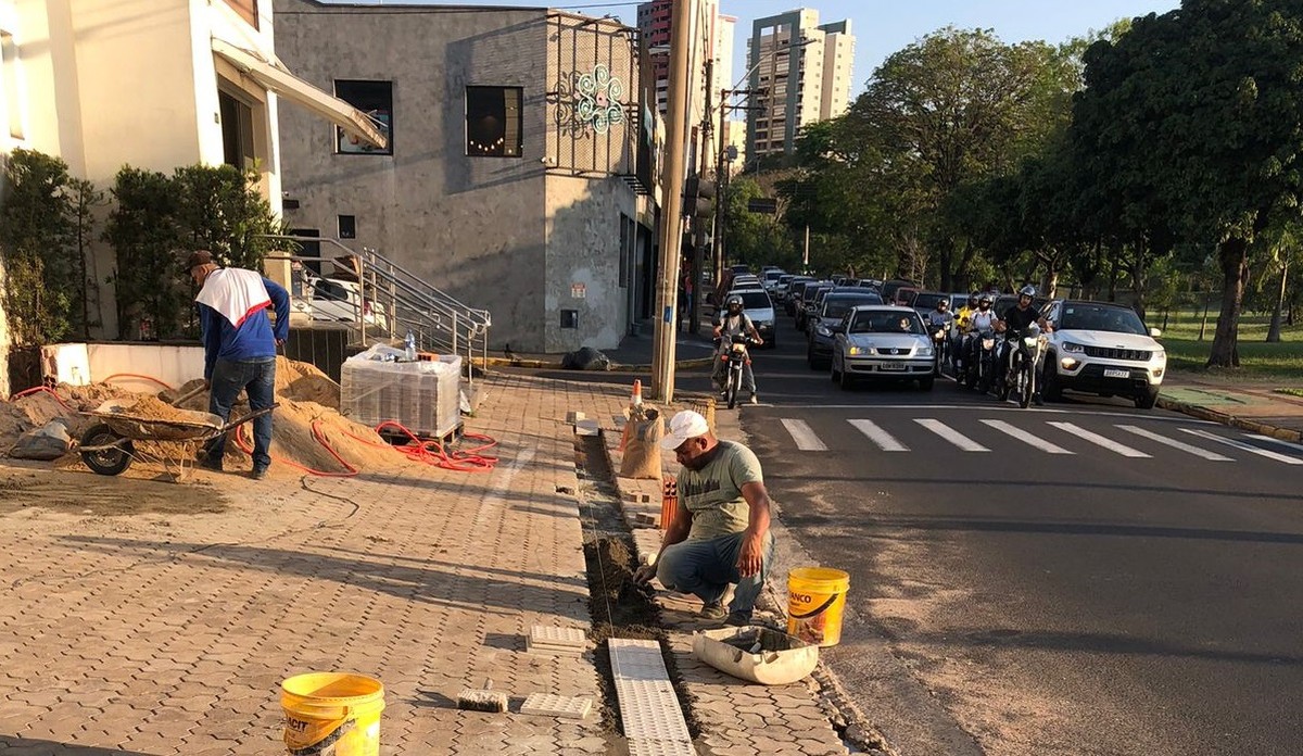 Após cliente xingar deficiente visual e notificação do Ministério Público, padaria reforma todo o piso tátil de estacionamento, em Presidente Prudente