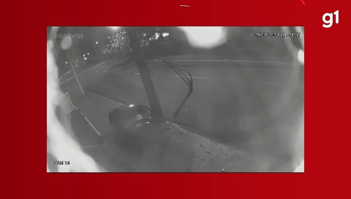 Vídeo mostra o exato momento em que carro desgovernado bate em poste em Presidente Prudente; VEJA