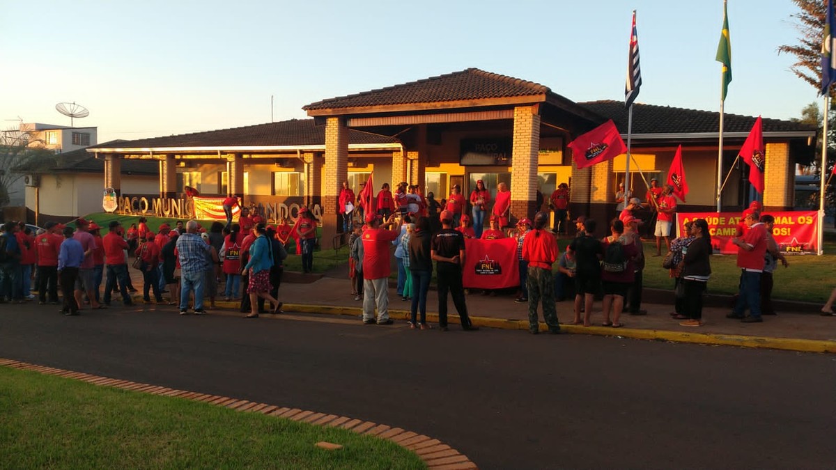 Acampados da FNL fazem manifestação em frente à Prefeitura de Sandovalina para reivindicar fornecimento de água potável | Presidente Prudente e Região