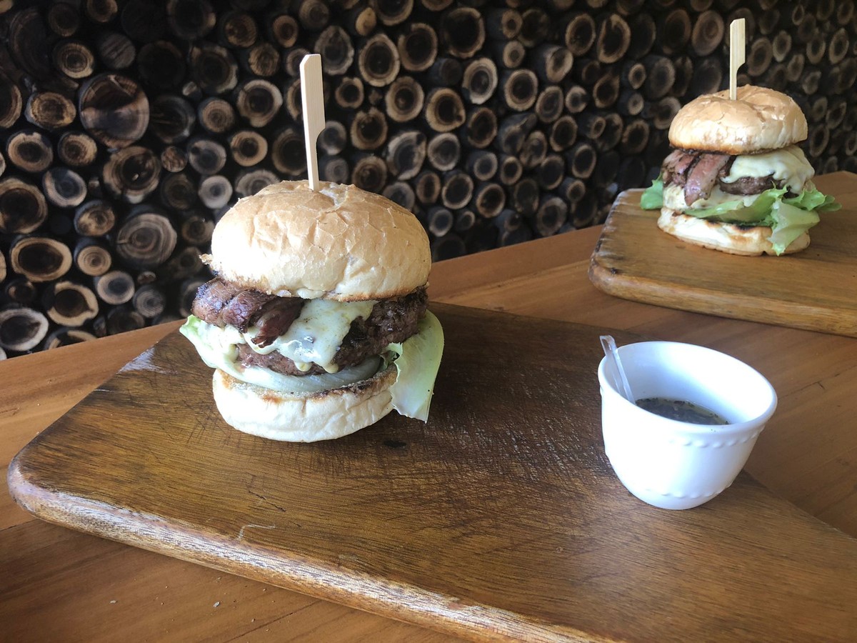 Assado na churrasqueira, hambúrguer com dois tipos de carne ganha acompanhamento de molho argentino | Receitando