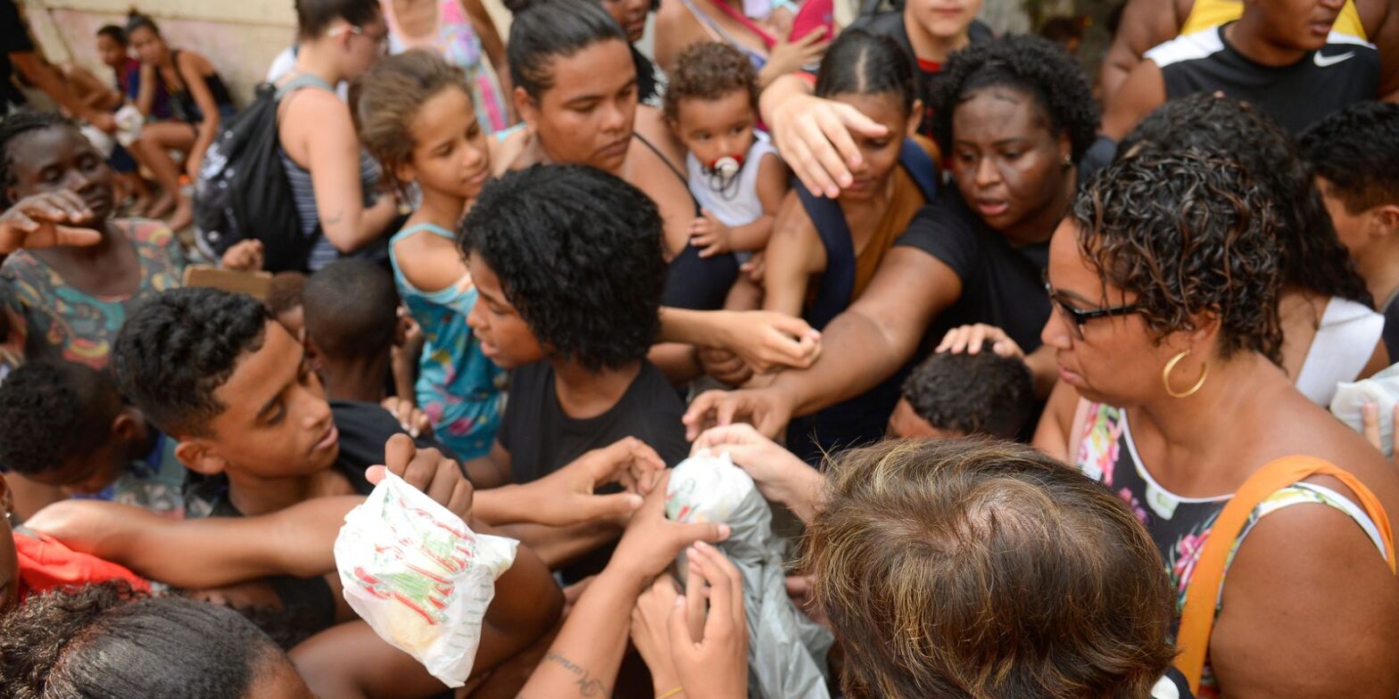 Cariocas festejam Cosme e Damião com distribuição de doces