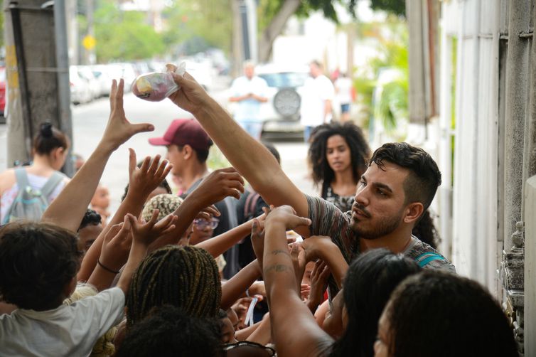 Rio de Janeiro (RJ), 27/09/2023 – Crianças recebem doces de devotos no dia de São Cosme e Damião, no Andaraí, zona norte da capital fluminense. Foto: Tomaz Silva/Agência Brasil