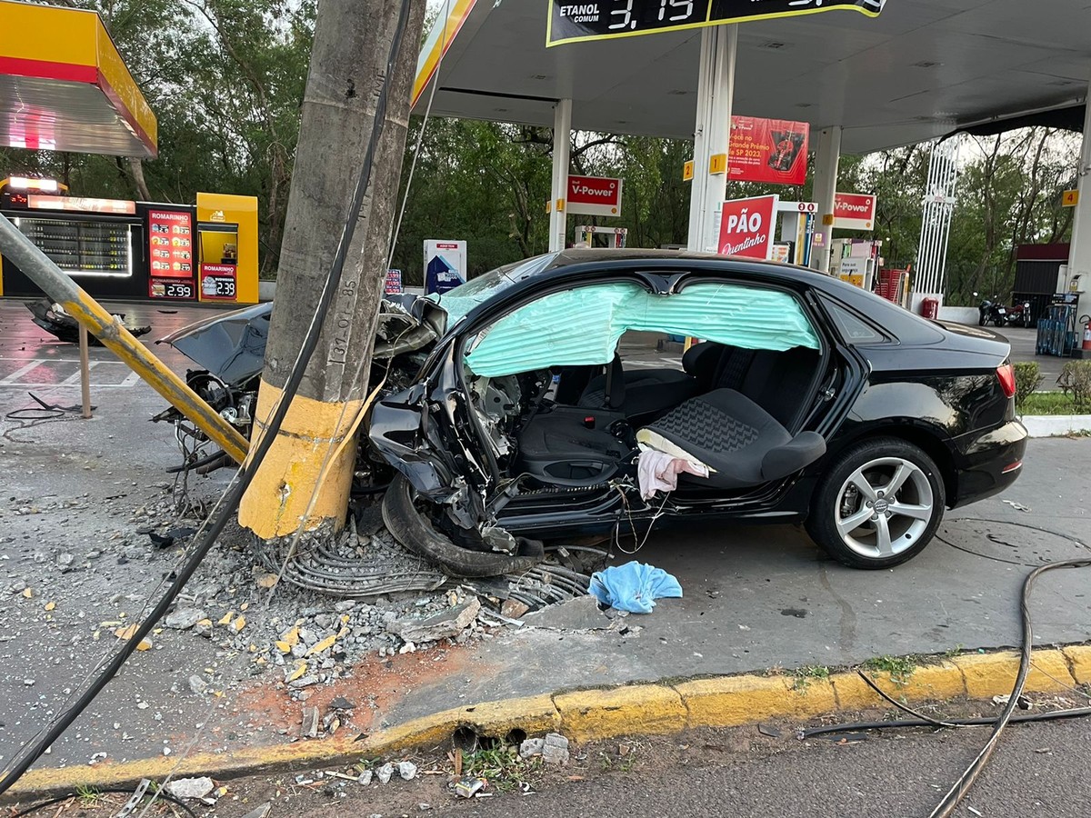 Carro bate contra poste e motor do veículo é arremessado em loja de conveniência, em Presidente Prudente