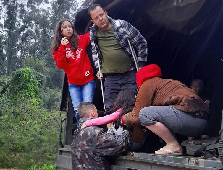 Um ciclone extratropical atingiu o Rio Grande do Sul. Militares do Comando Militar do Sul trabalham ininterruptamente em apoio às equipes do Corpo de Bombeiros/RS e da Prefeitura local no resgate de milhares de famílias ilhadas em suas casas na