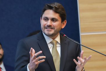 Brasília (DF), 26/09/2023, O ministro das Comunicações, Juscelino Filho, durante solenidade de lançamento do Poste Legal, que pretende organizar a ocupação dos postes de energia elétrica de forma eficiente, buscando uma gestão isonômica, não discriminatória e transparente do acesso à infraestrutura pelas prestadoras de serviços de telecomunicações.  Foto: Antônio Cruz/Agência Brasil