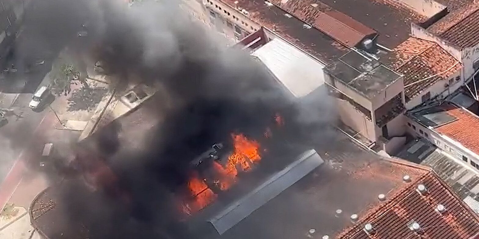 Incêndio destrói parte do Mercado da Encruzilhada, no Recife