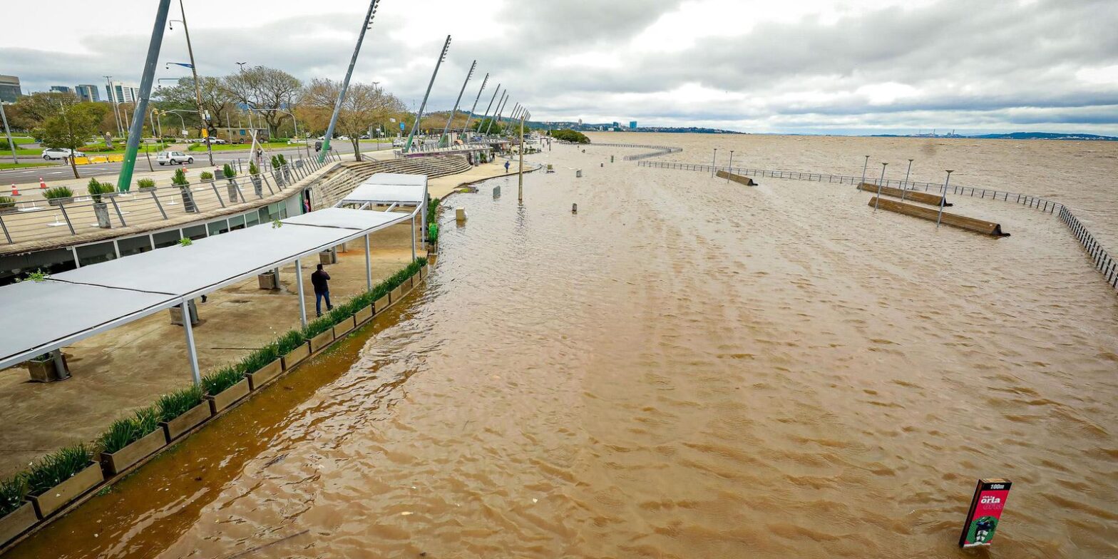 Lago Guaíba sobe mais de 3 metros e transborda em Porto Alegre