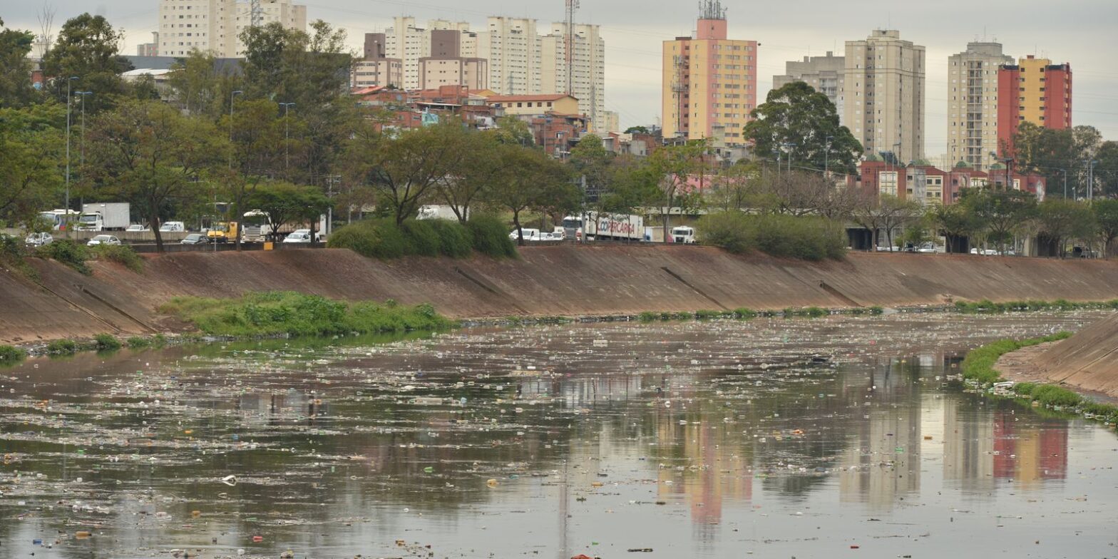 Mancha de poluição no Rio Tietê quase dobra em dois anos