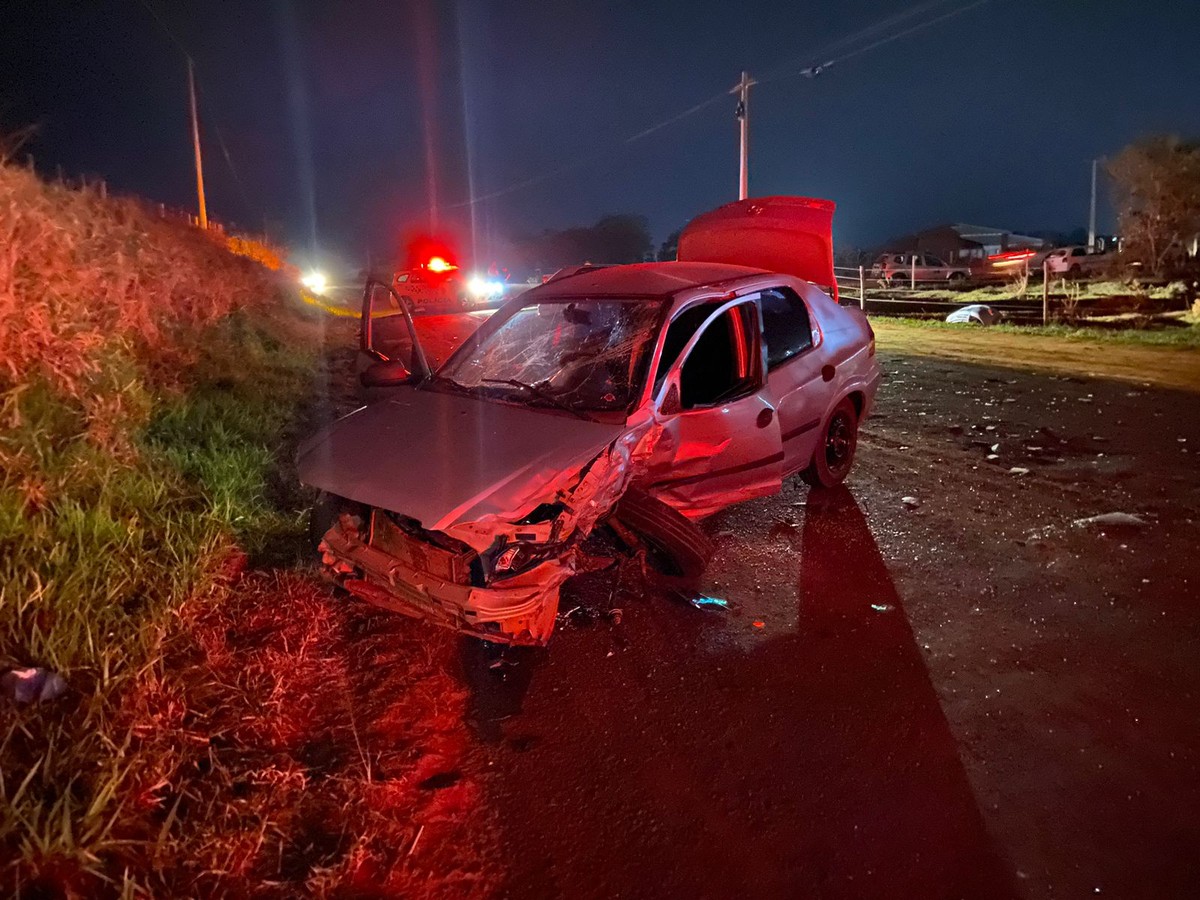 Acidente envolvendo três carros deixa pessoas feridas na Estrada Vicinal Prefeito Elias Salomão, em Indiana