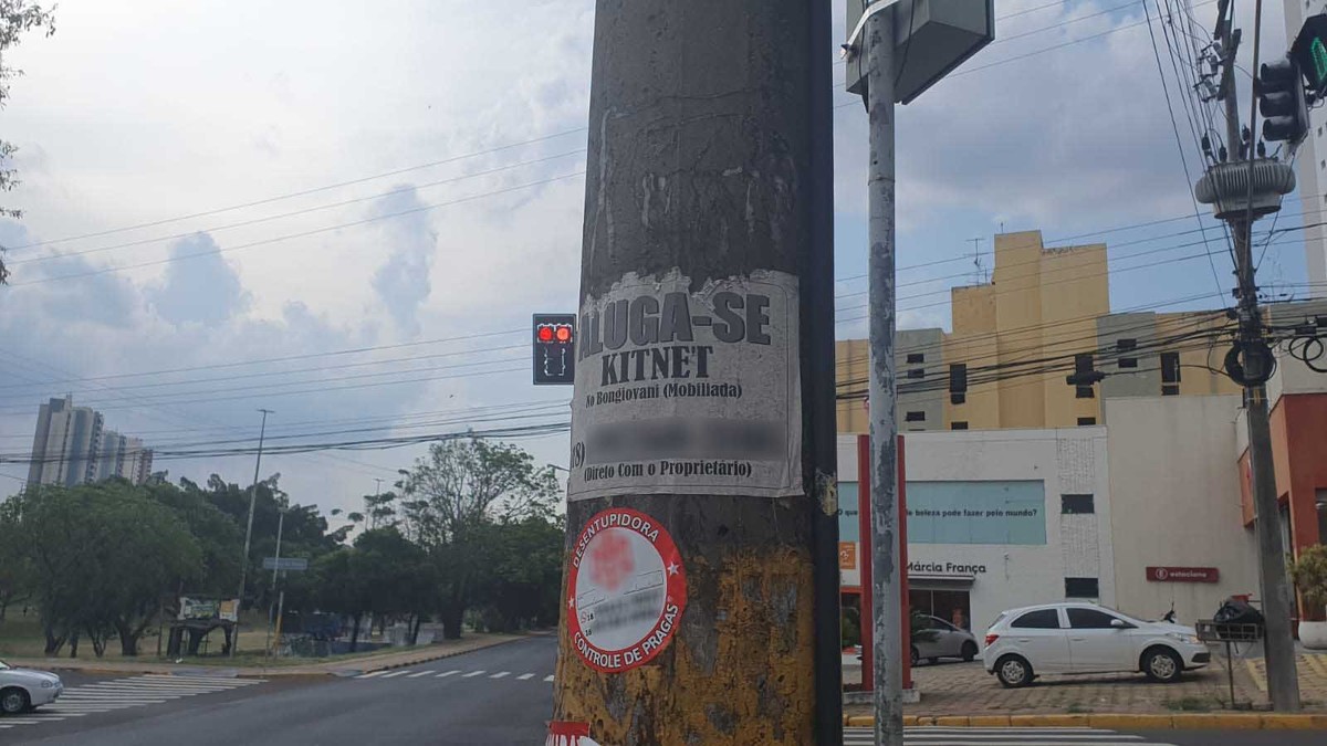 Com multa de até R$ 4,6 mil, nova lei que regulamenta publicidade ao ar livre proíbe cartazes em postes e árvores, em Presidente Prudente