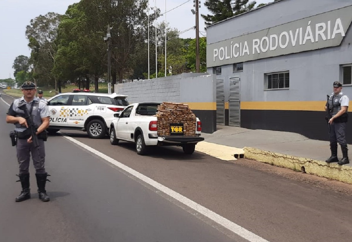 Com mais de 160 quilos de maconha, rapaz de 23 anos apresenta nervosismo à polícia e acaba preso na Rodovia Raposo Tavares, em Regente Feijó