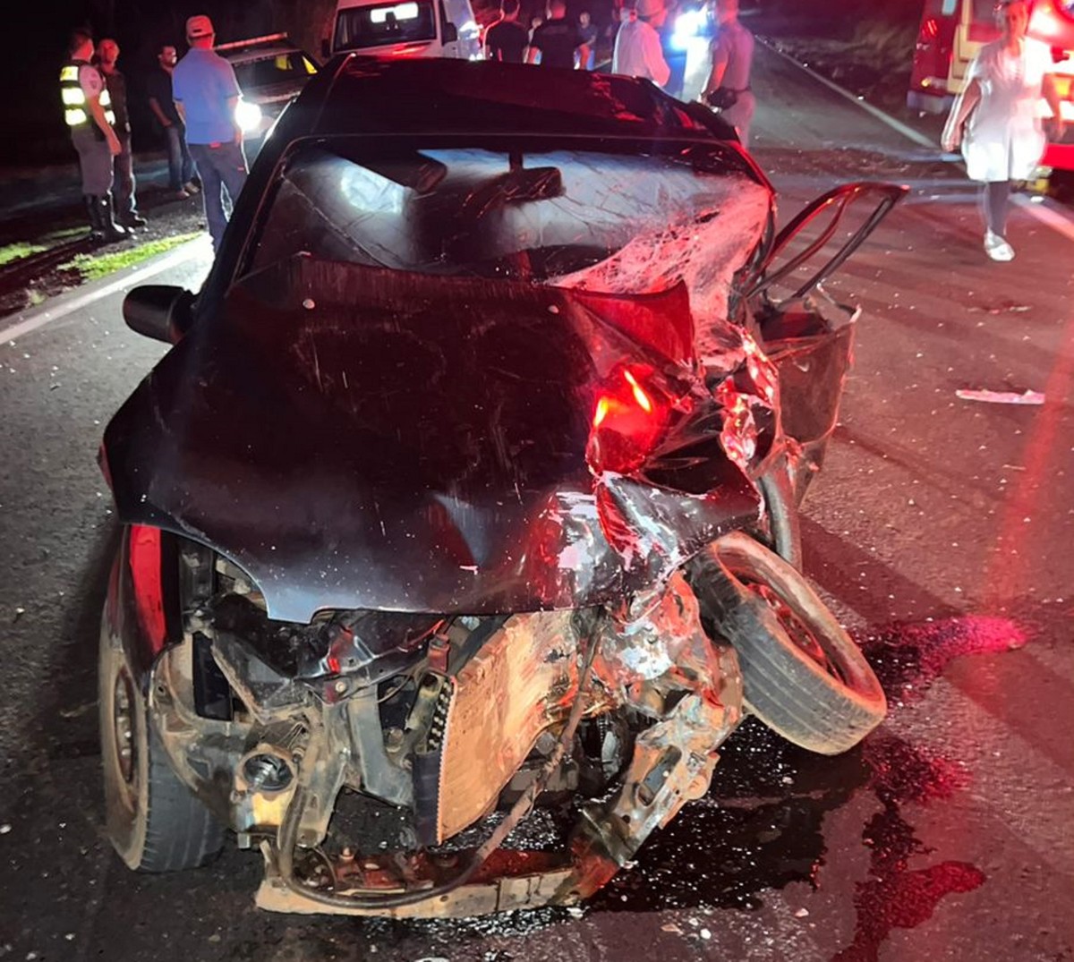 Motorista morre em colisão transversal entre carro e caminhonete, em Mirante do Paranapanema