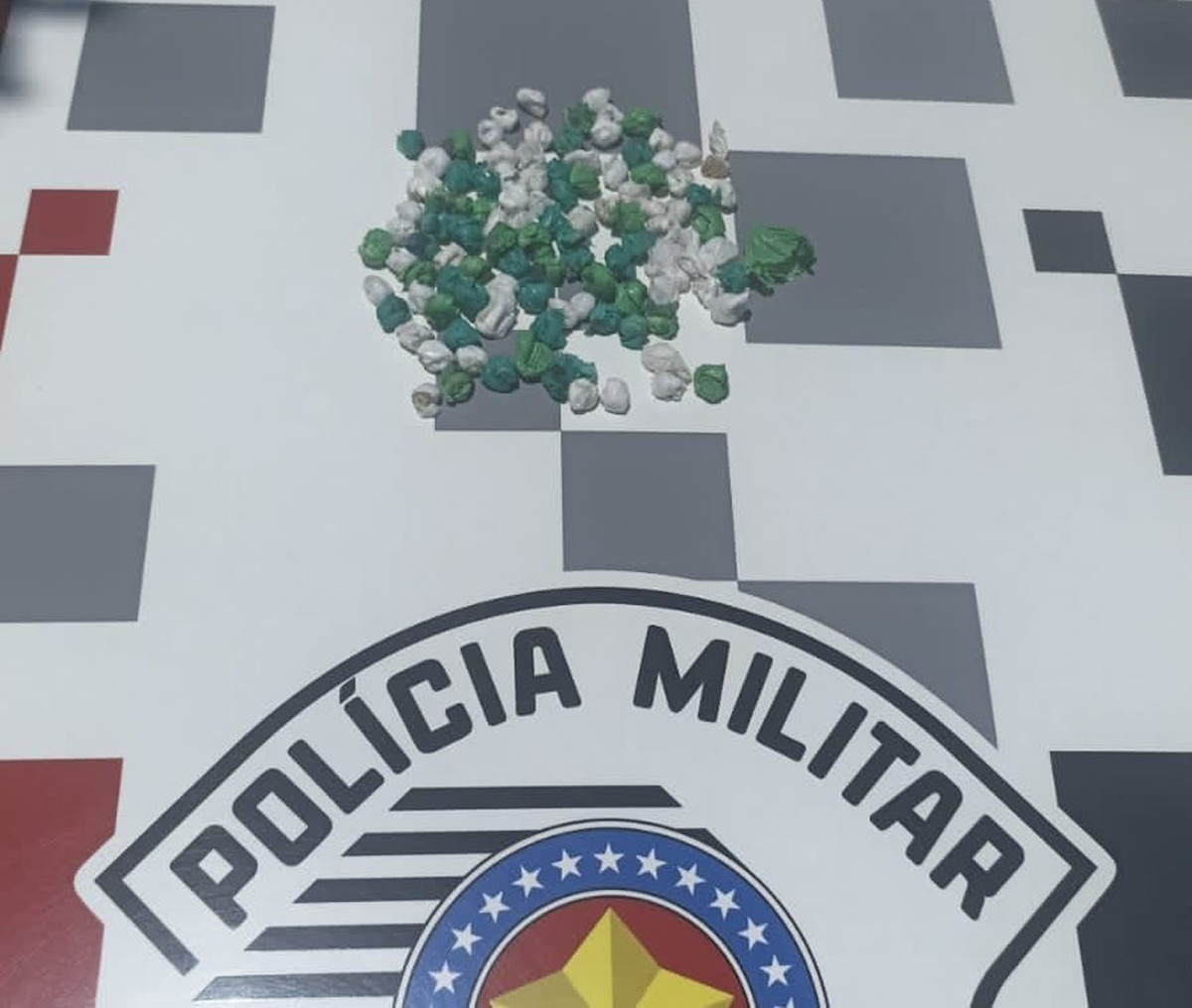 Na tentativa de fugir de abordagem policial, homem invade escola estadual e acaba preso com pedras de crack em Narandiba