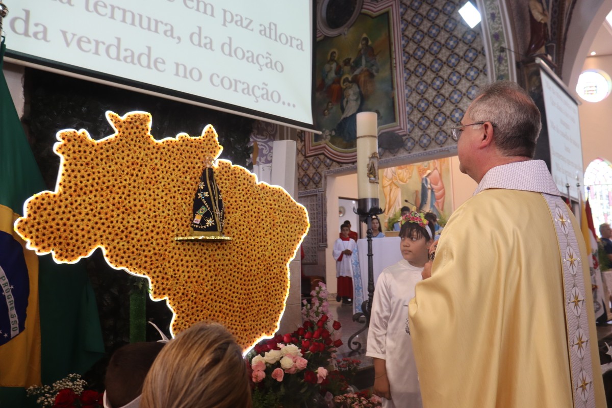 Entre graças alcançadas, pedidos e agradecimentos, devotos prestam homenagens a Nossa Senhora Aparecida, em Presidente Prudente