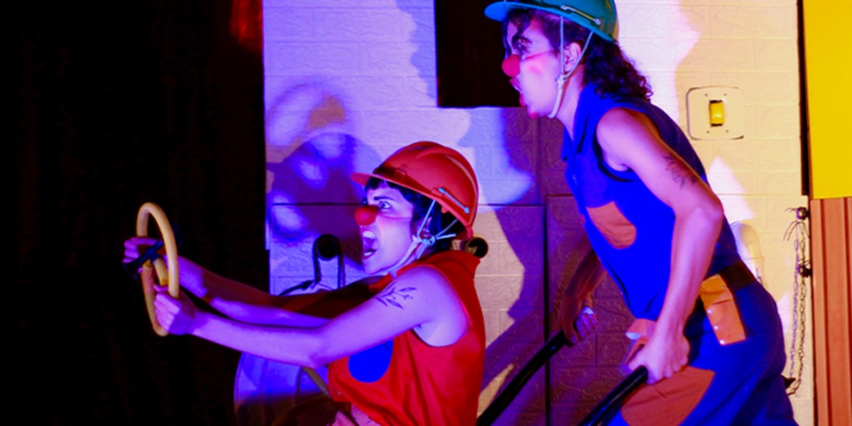 🤡 Espetáculo ‘Las Manas à Obra’ diverte público ao mostrar serviço de três palhaças construtoras 📐