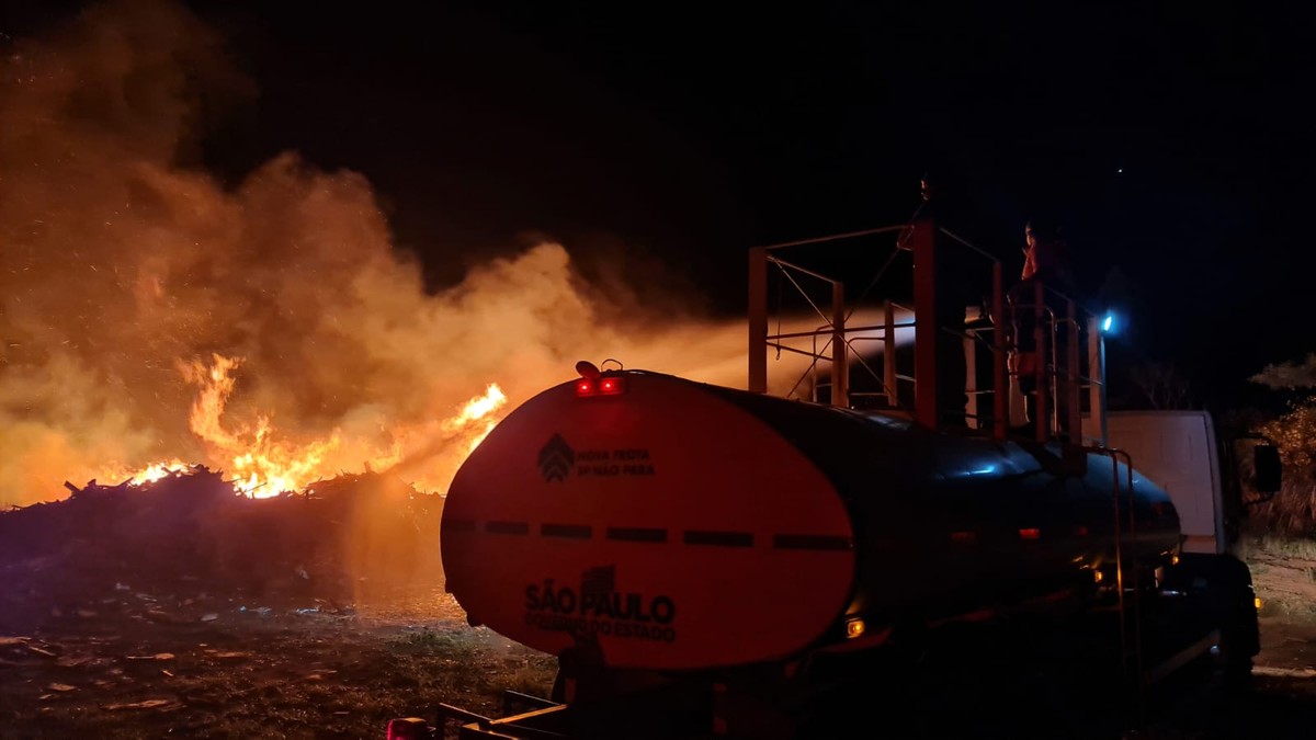 Incêndio de grandes proporções atinge pátio de empresa, em Osvaldo Cruz