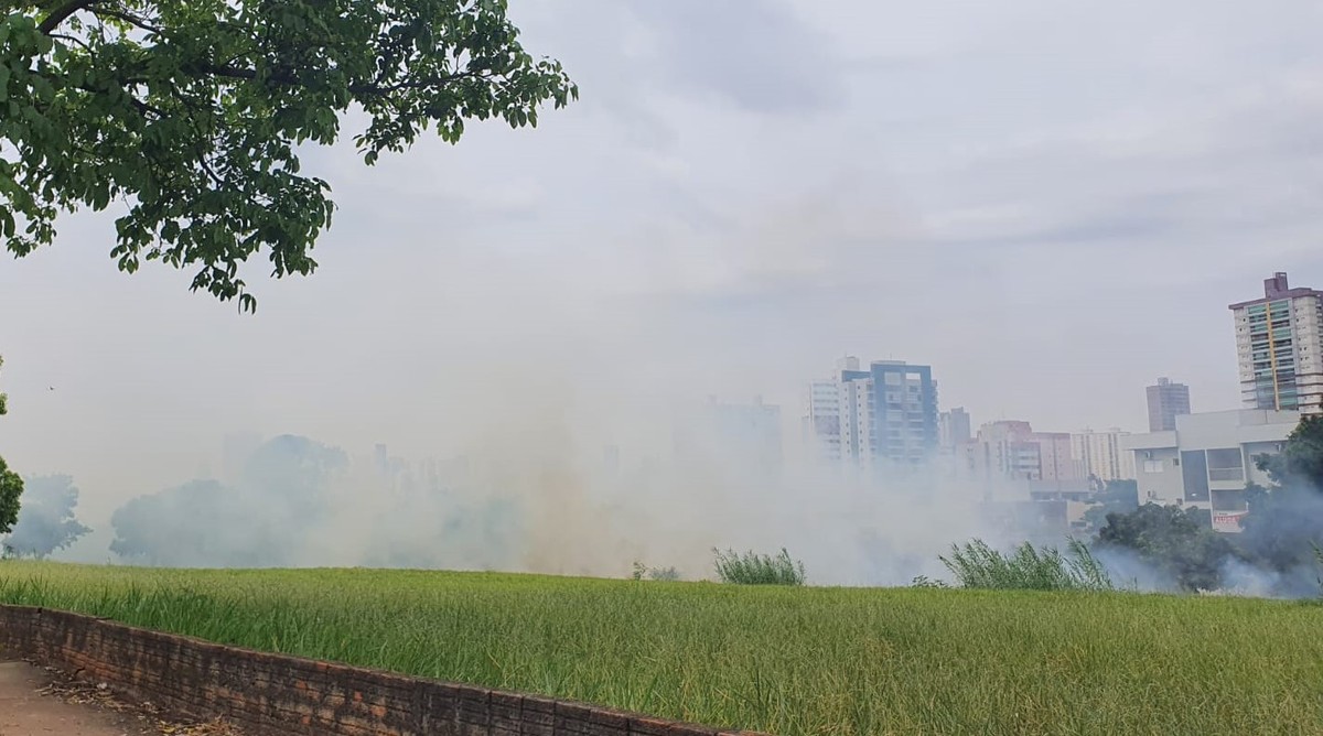 Incêndios atingem diversos pontos com vegetação, nesta terça-feira, em Presidente Prudente