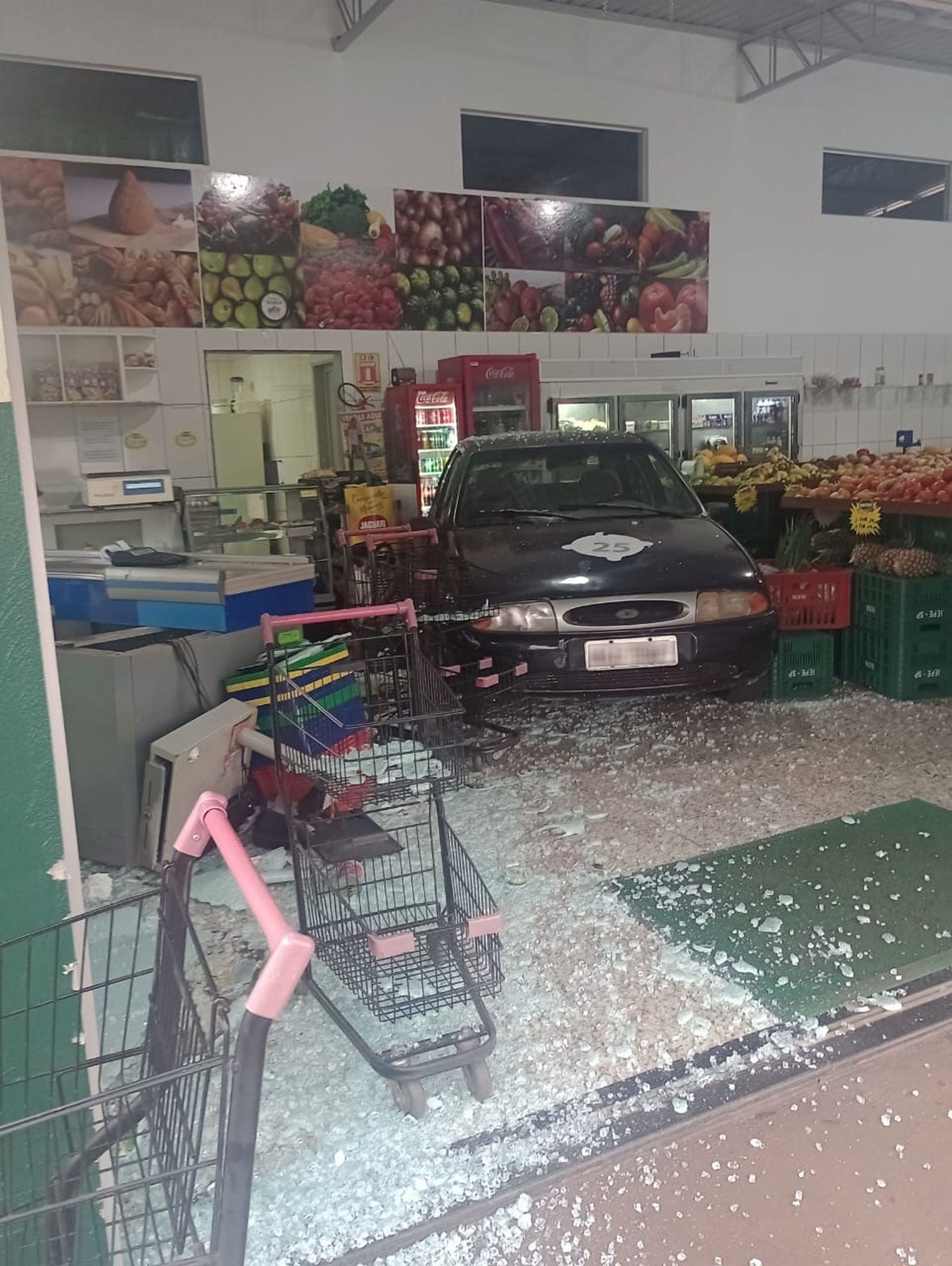 Carro desgovernado arrebenta porta de vidro e invade quitanda em Iepê