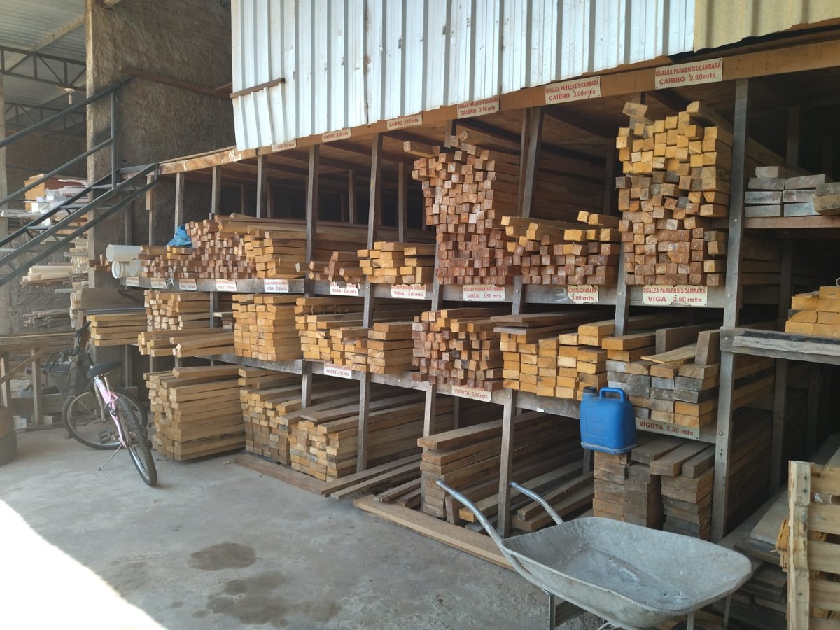 Madeireira é autuada em R$ 1,3 mil por irregularidades no depósito, em Narandiba