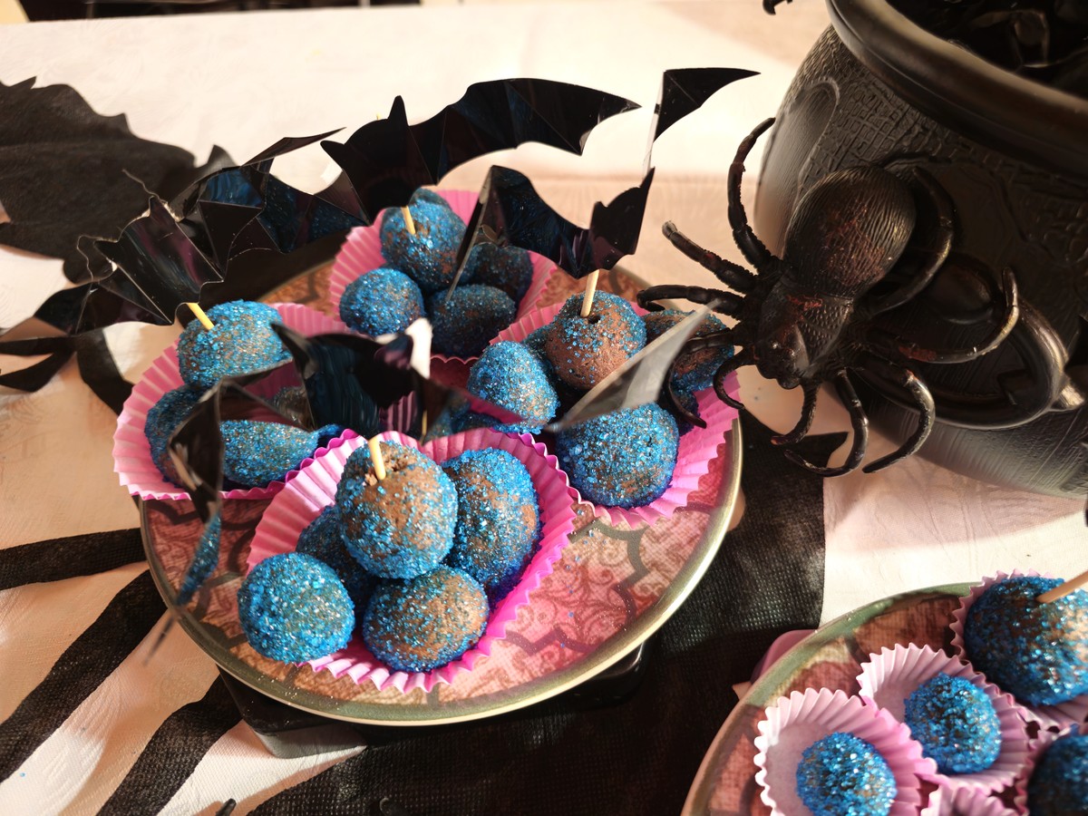 Chefinhas gêmeas ensinam como preparar brigadeiro de leite prático para o Halloween