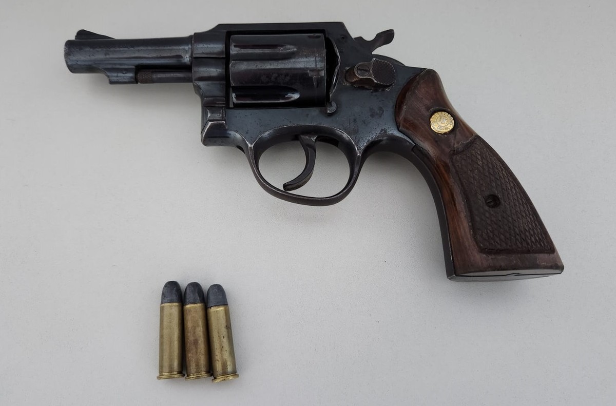 PM localiza revólver embaixo de colchão e homem é preso por posse ilegal de arma de fogo, em Presidente Prudente