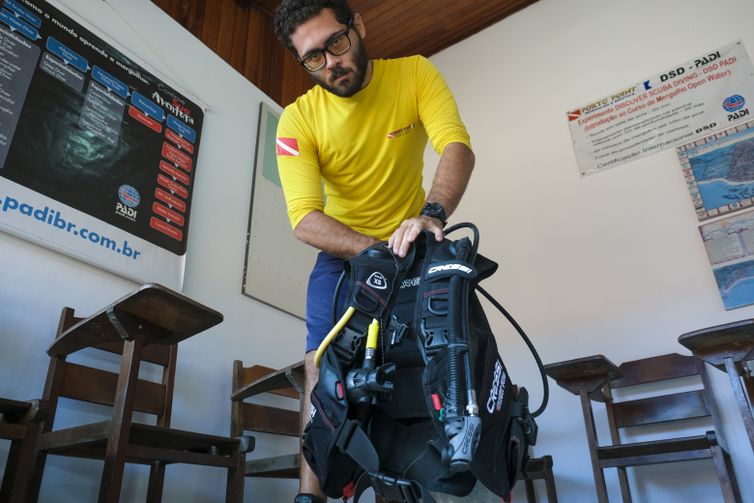 Ipojuca (PE), 26/10/2023 - O instrutor de mergulho Pedro Gabriel Maia opera passeios nos recifes de corais da praia de Porto de Galinhas. Foto: Fernando Frazão/Agência Brasil