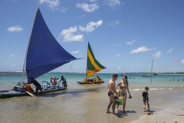 Ipojuca (PE), 26/10/2023 - Passeios de jangada para visitar recifes de corais na praia de Porto de Galinhas. Foto: Fernando Frazão/Agência Brasil