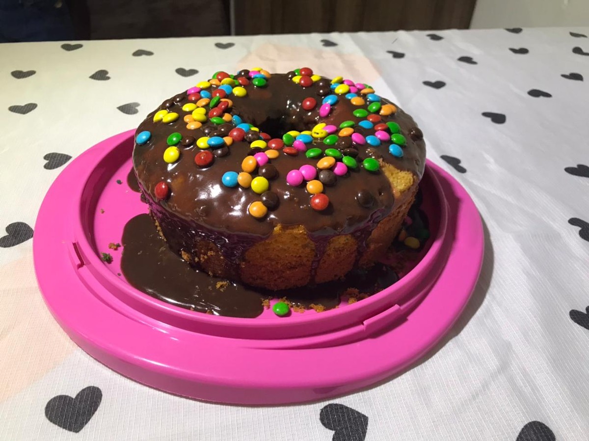 Chef mirim ensina como preparar Bolo Colorido para celebrar o Mês das Crianças | Receitando