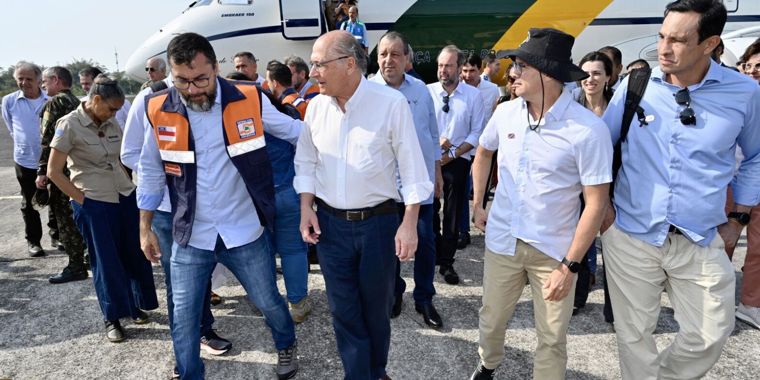 Comitiva em Manaus anuncia obras de dragagem e reforço de brigadistas