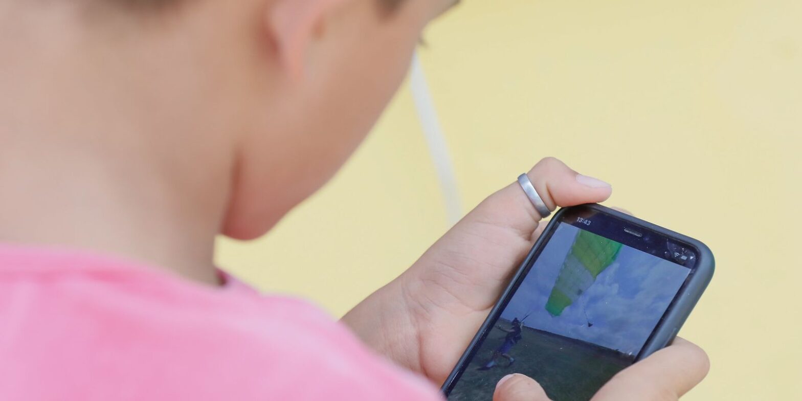 Governo lança consulta sobre uso de dispositivos digitais por crianças