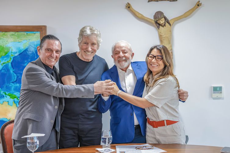 Brasília (DF) 23/10/2023 –  O Presidente Lula e a primeira dama, Janja Lula da Silva, posam para foto com o cantor, compositor e músico inglês Roger Waters e o cantor Paulo Miklos, no Palácio do Planalto. Foto: Ricardo Stuckert/ PR
