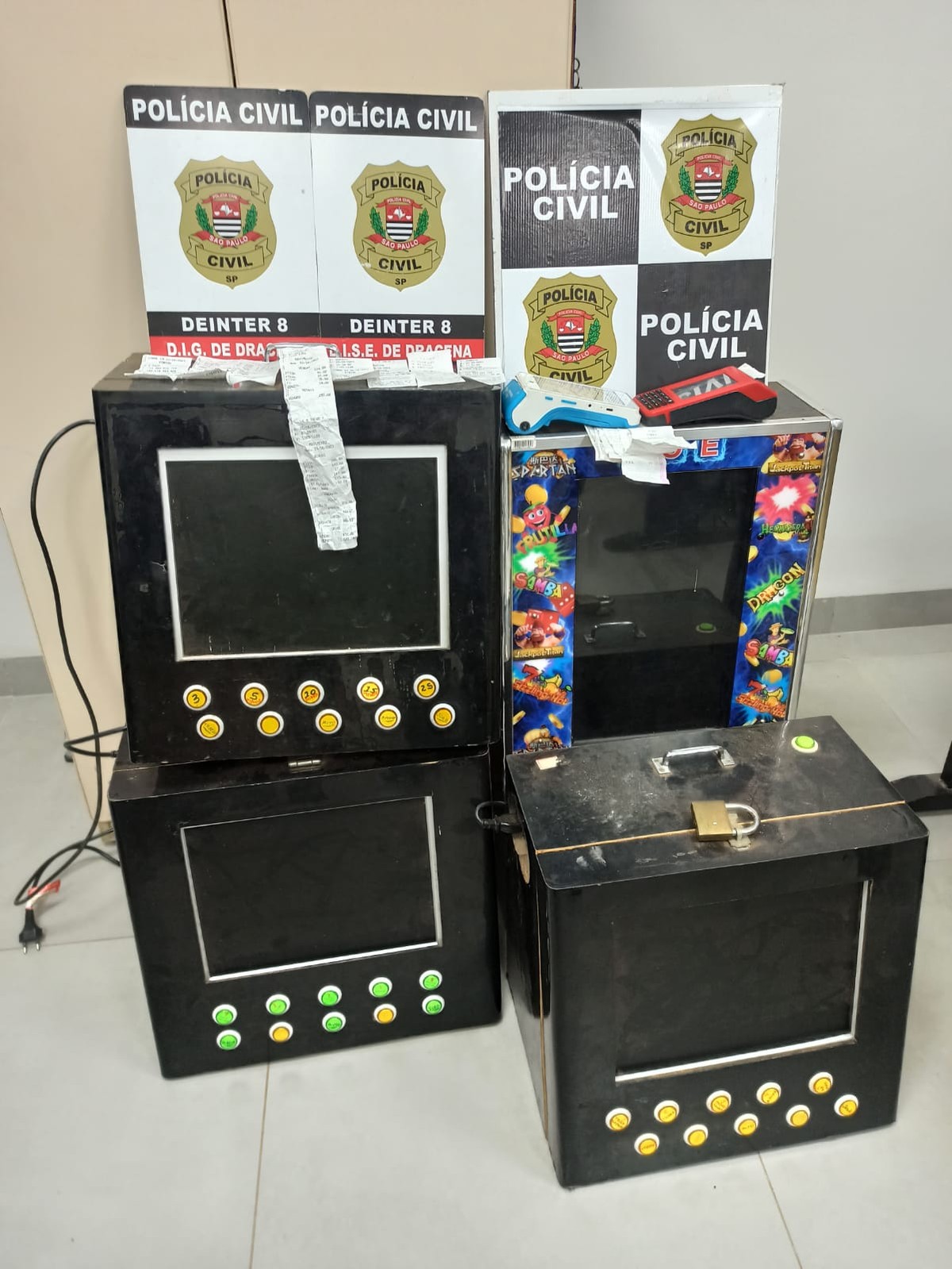 Máquinas caça-níqueis e do jogo do bicho são apreendidas em bar no bairro Village, em Dracena | Presidente Prudente e Região