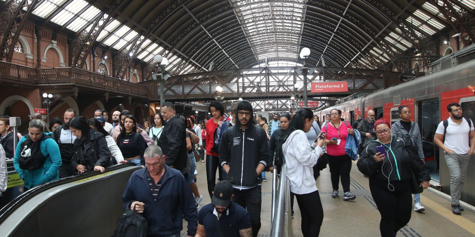 Metrô de São Paulo demite 5 funcionários por paralisação no feriado