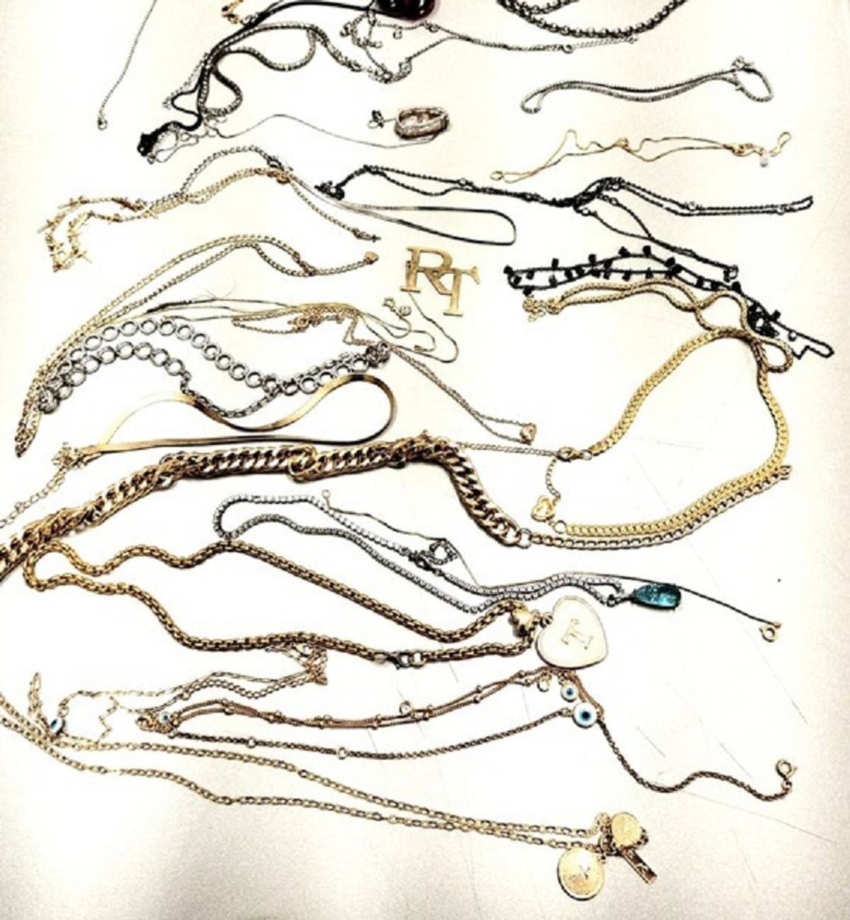 Namoradas de suspeitos postam fotos com bijuterias furtadas e acabam identificadas em operação policial, em Presidente Prudente | Presidente Prudente e Região