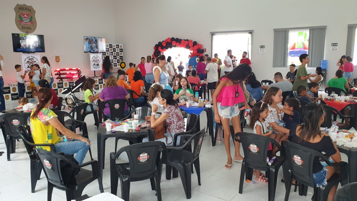 Polícia Civil realiza festa do Dia das Crianças com entrega de brinquedos e distribuição de guloseimas, em Adamantina | Presidente Prudente e Região