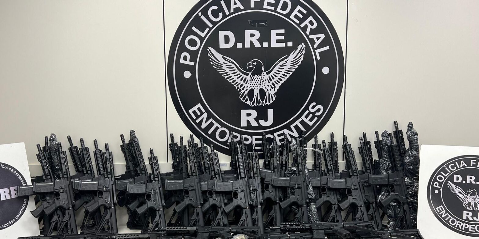 Polícia Federal apreende 47 fuzis em mansão no Rio