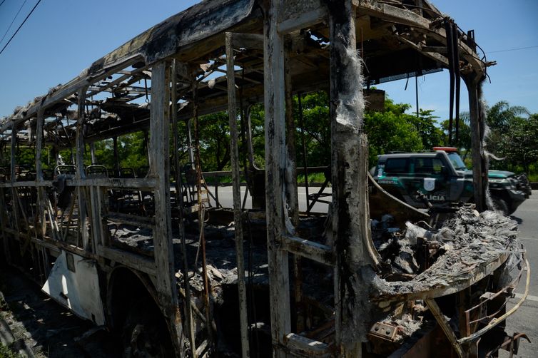 Rio de Janeiro (RJ), 24/10/2023 – Carcaça de ônibus incendiado na Avenida Brasil, em Santa Cruz, zona oeste da capital fluminense. Foto: Tomaz Silva/Agência Brasil