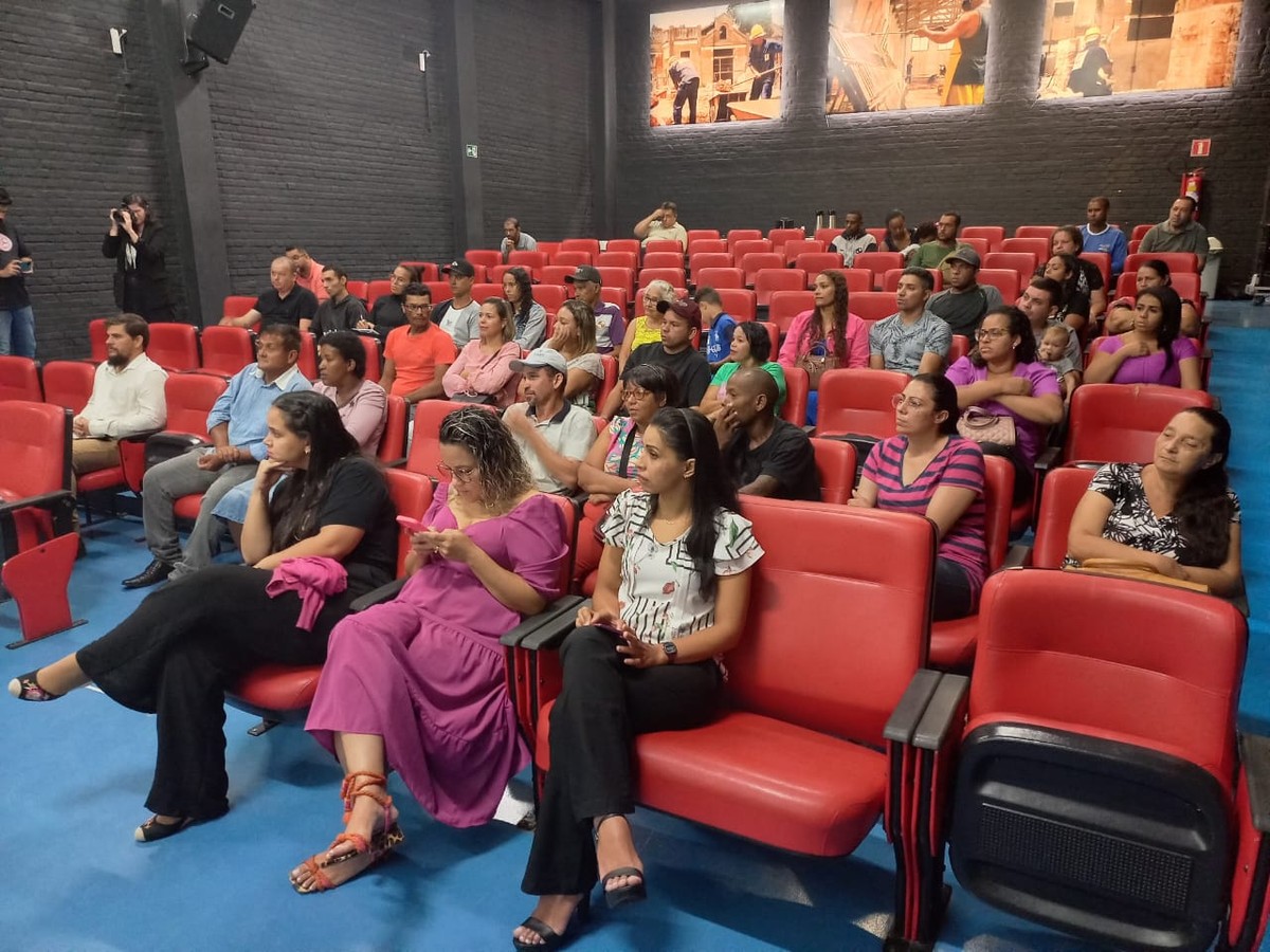 Famílias residentes em áreas de risco recebem terrenos públicos para trocar de moradias em Presidente Prudente