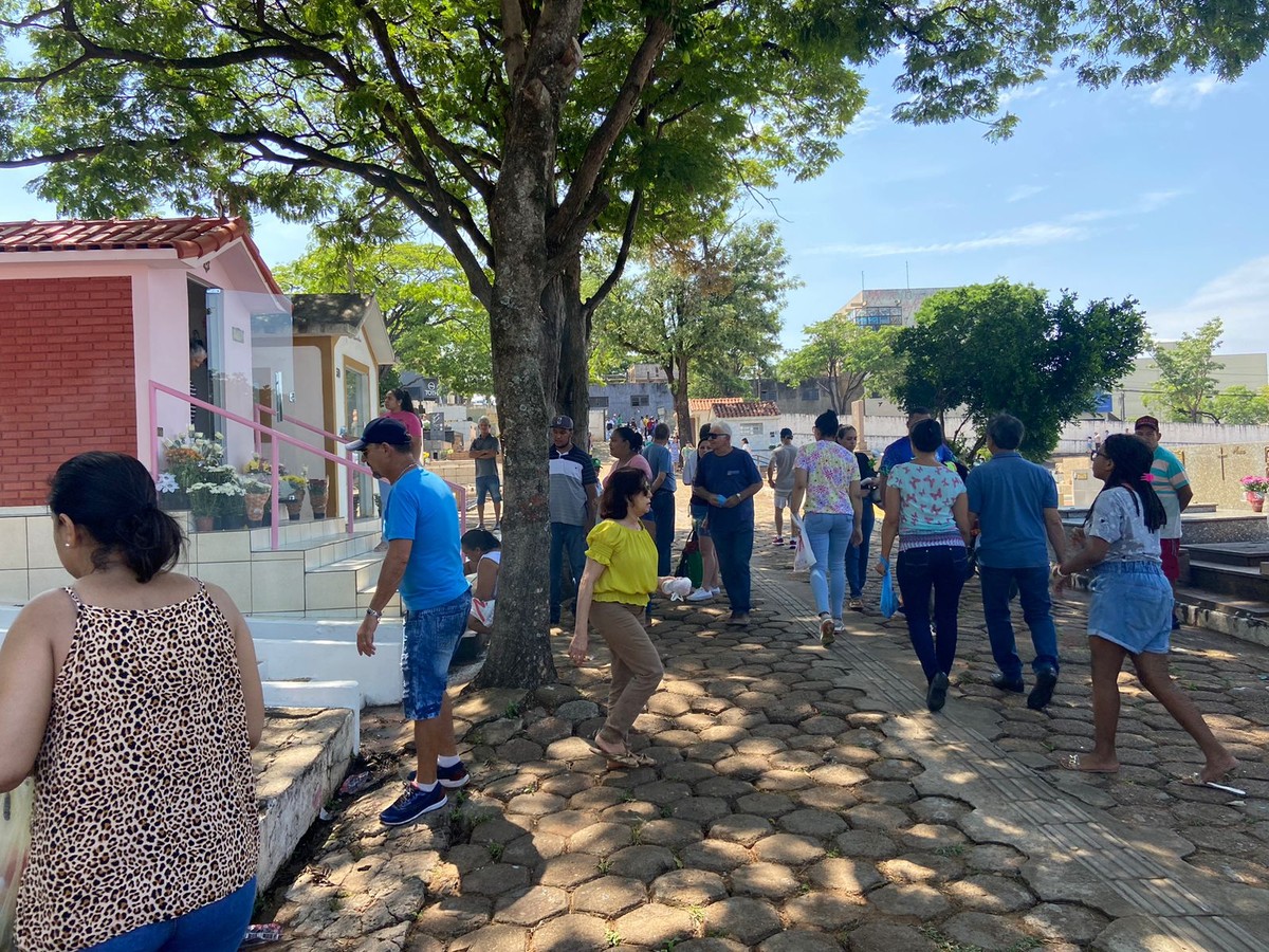 Cemitérios municipais de Presidente Prudente registram movimentação intensa de visitantes neste Dia de Finados